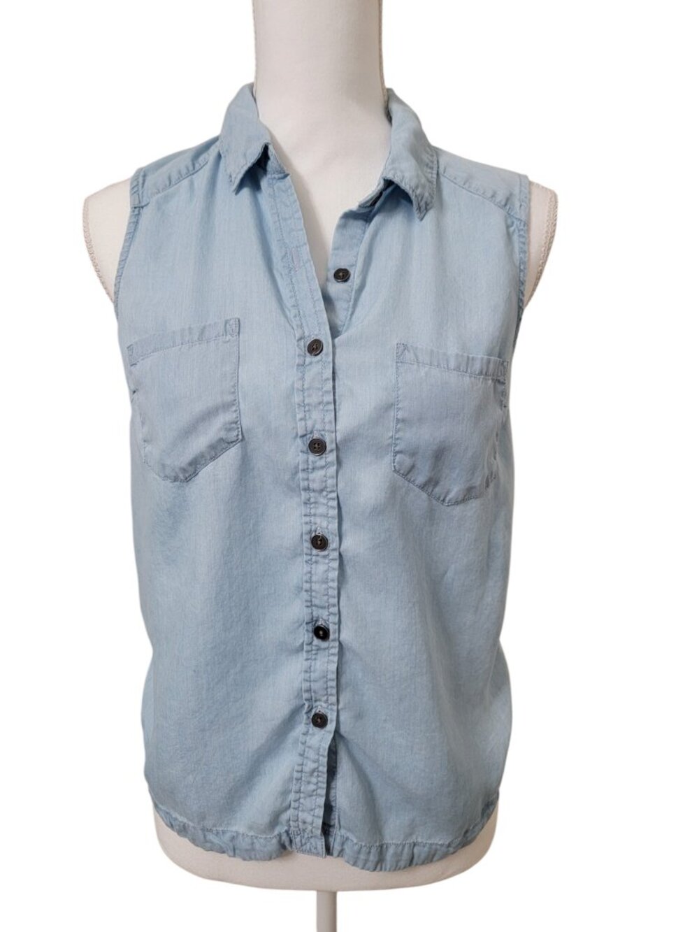 SO Size Juniors M Light Blue Sleeveless Chambray Button Down Shirt, 100% Lyocel